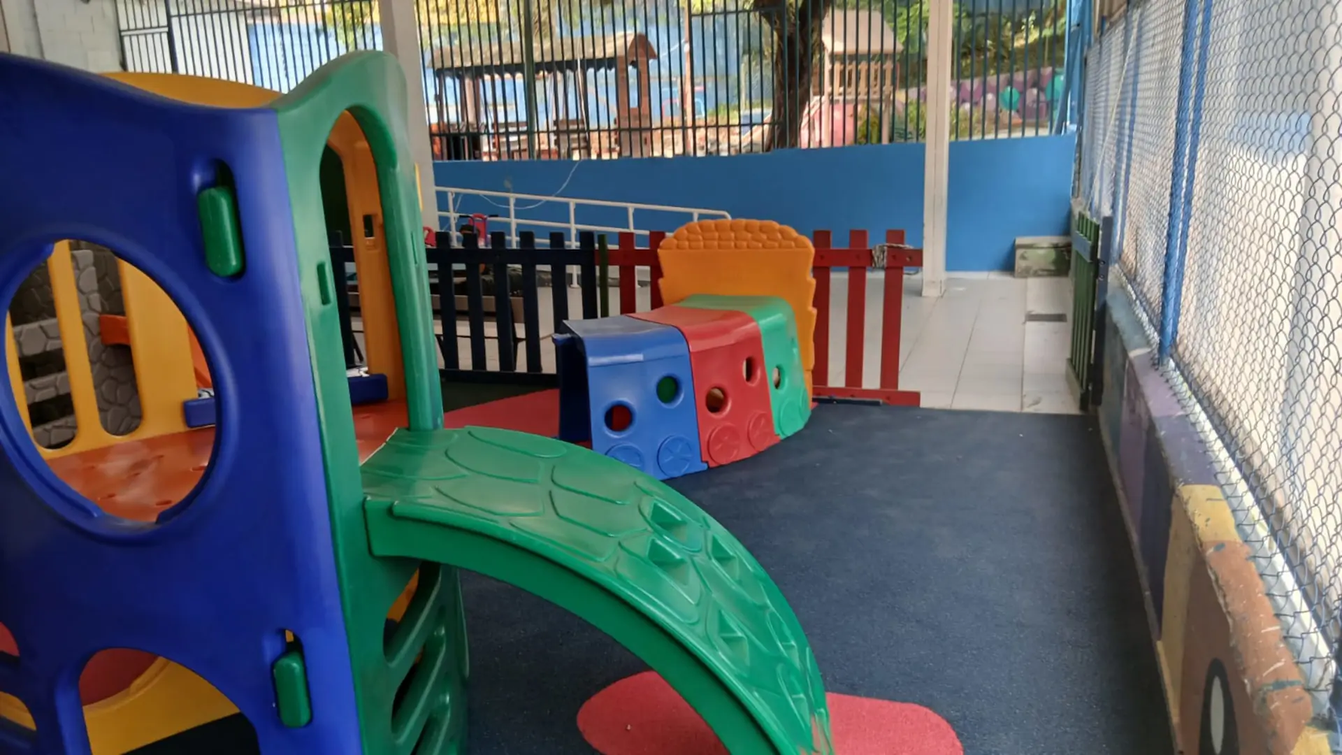 Estrutura de recreação infantil em madeira