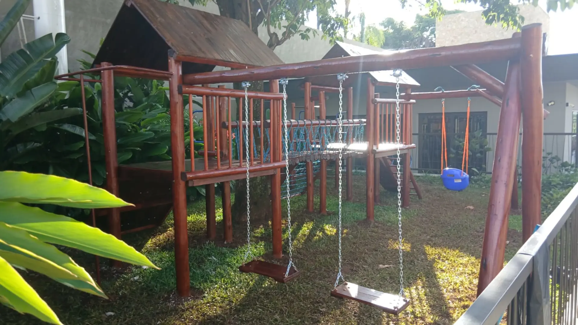 Estrutura de recreação infantil em madeira