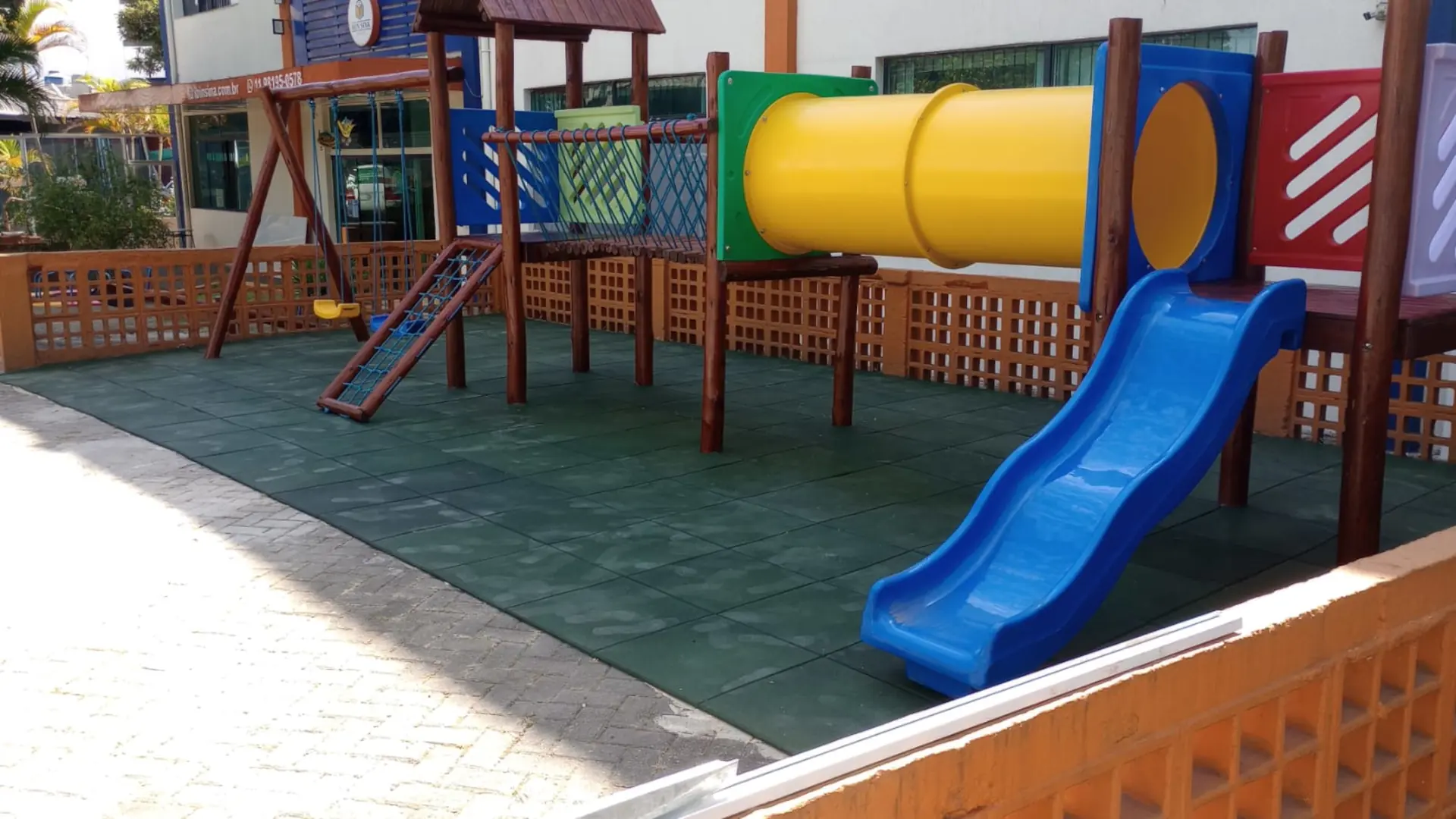 Estrutura de recreação infantil em madeira