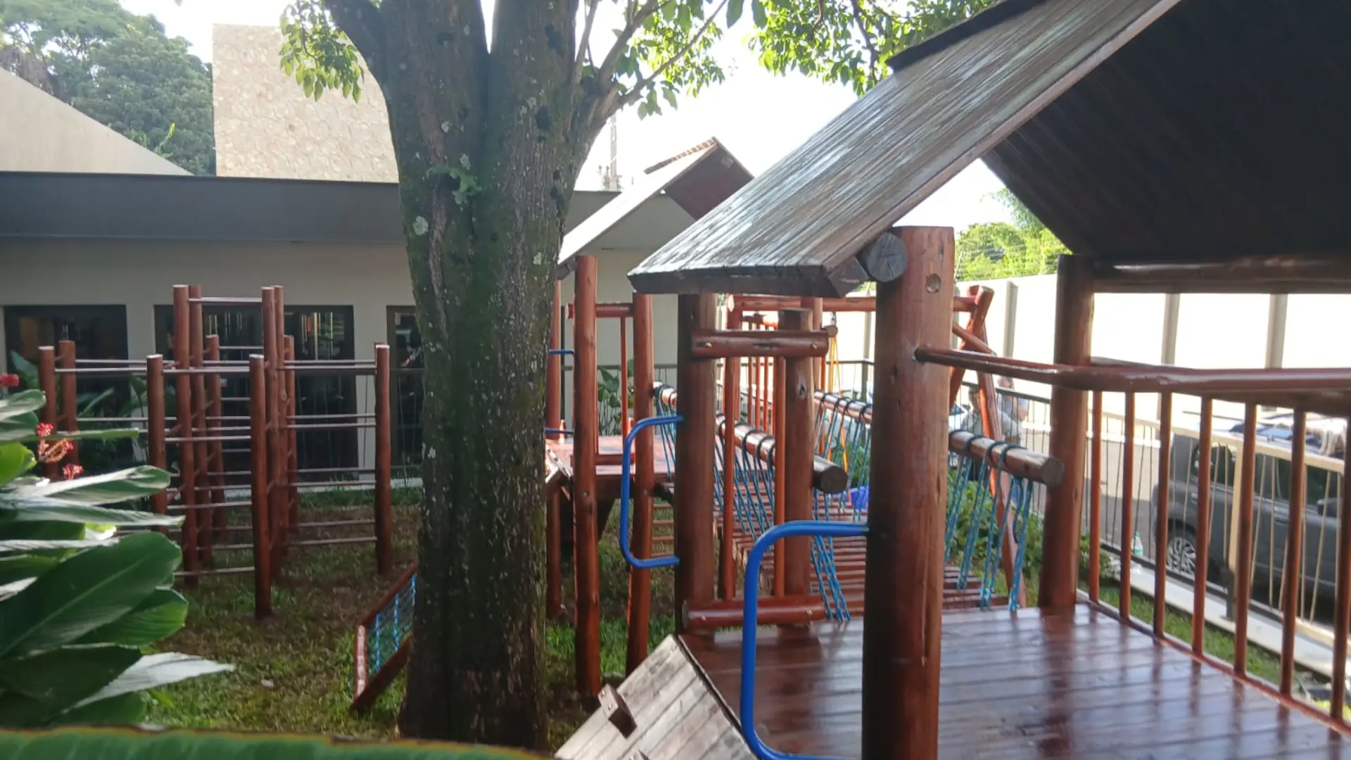 Estrutura de recreação infantil em madeira