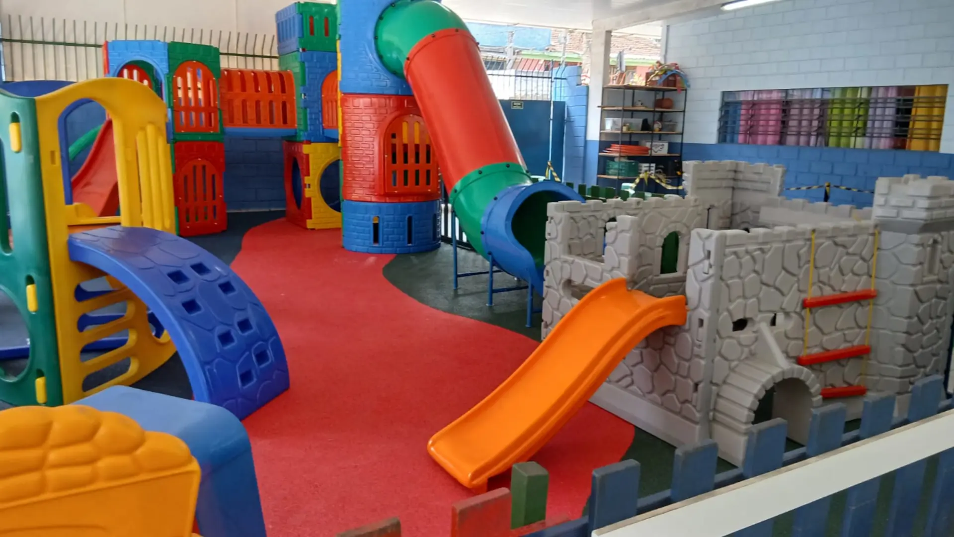 Estrutura de recreação infantil em madeira