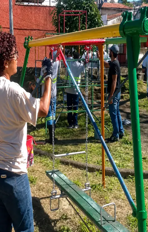 Equipe trabalhando na montagem do parquinho