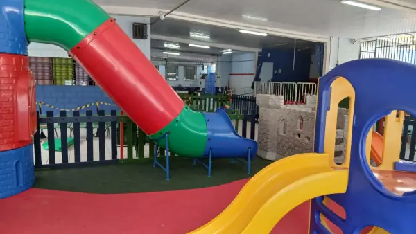 Playground de plástico colorido com tobogã e escorregador comum
